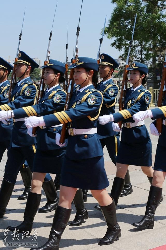 　解放軍首批女儀仗兵亮相，90%以上擁有大專(zhuān)以上學(xué)歷，平均身高1.72米。圖為女兵儀仗隊(duì)。