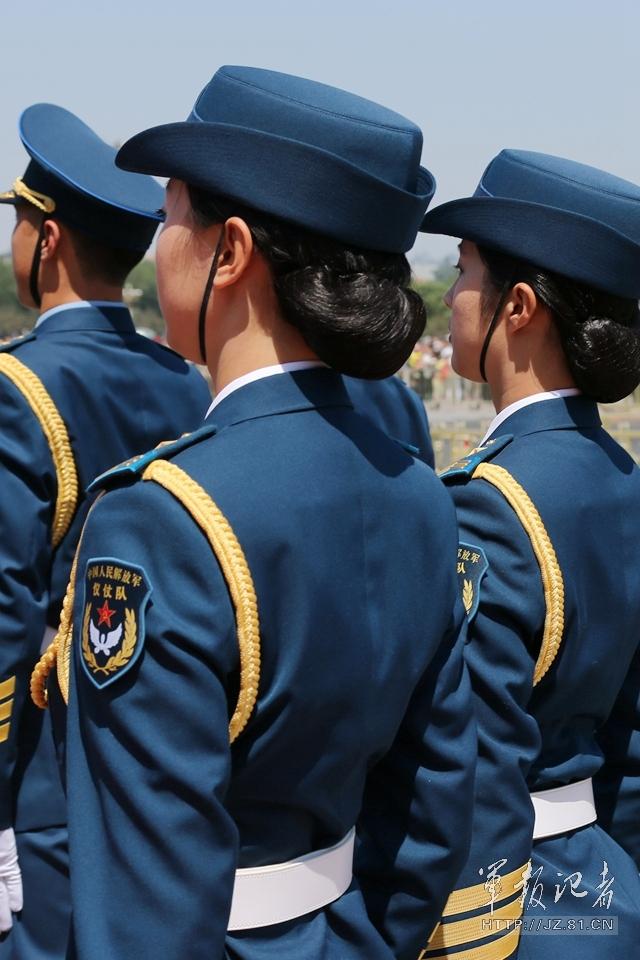 解放軍首批女儀仗兵亮相，90%以上擁有大專(zhuān)以上學(xué)歷，平均身高1.72米。圖為女兵儀仗隊(duì)。