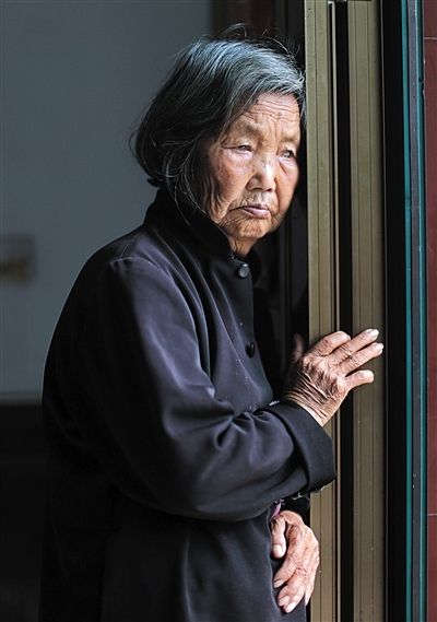 為了能“睡棺木”土葬，潘秀英四次喝農(nóng)藥自殺，后被搶救過來。