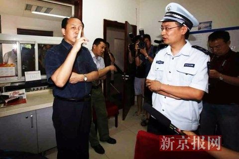 國(guó)家文物局的一名工作人員正在與執(zhí)法人員對(duì)峙。新京報(bào)記者 高瑋 攝