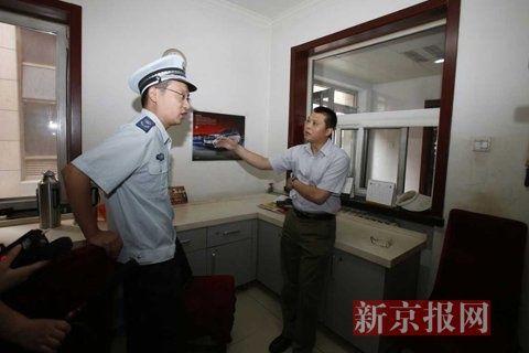國(guó)家文物局的一名工作人員正在與執(zhí)法人員對(duì)峙。新京報(bào)記者 高瑋 攝