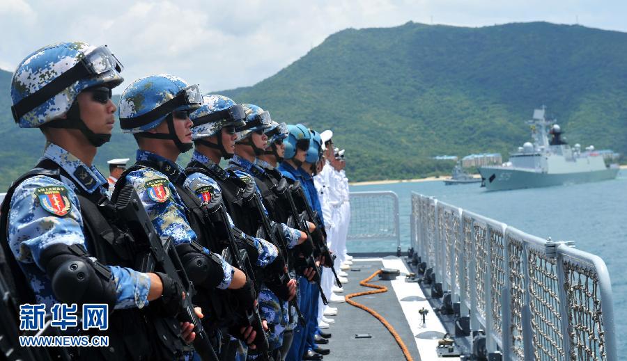 6月9日，在三亞某軍港，?？谂灩俦半S艦出海的特戰(zhàn)隊(duì)員離開碼頭。