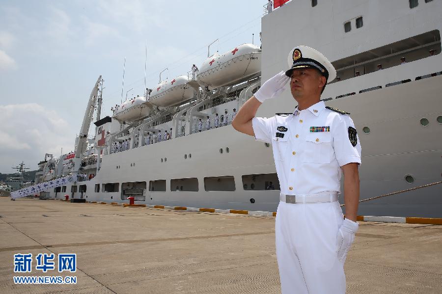  6月9日，在浙江舟山某軍港，和平方舟醫(yī)院船船長(zhǎng)章榮華請(qǐng)示起航。