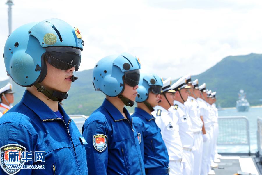 6月9日，在三亞某軍港，隨?？谂瀰⒀莸呐炤d直升機(jī)飛行員整裝待發(fā)。