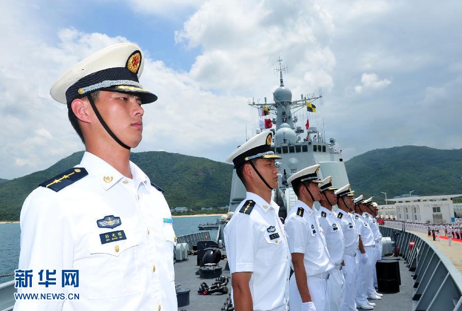 6月9日，在三亞某軍港，海口艦官兵在艦艏列隊(duì)。
