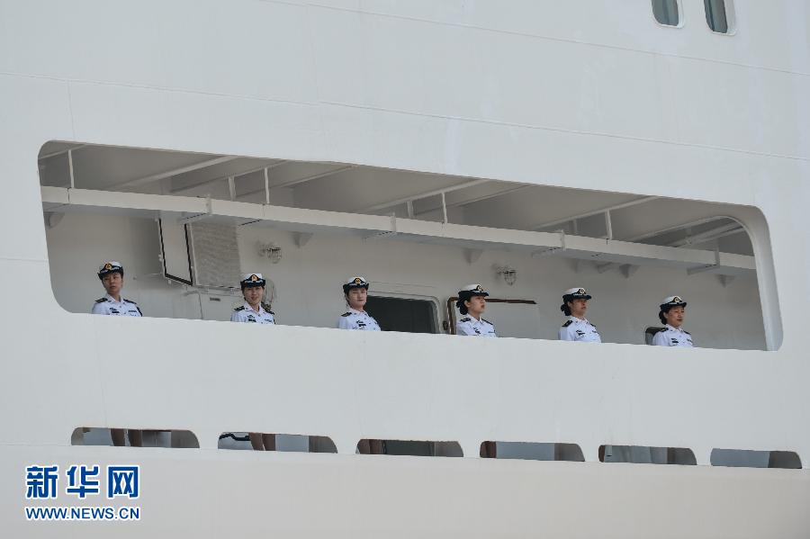  6月9日，在浙江舟山某軍港，和平方舟醫(yī)院船上的海軍官兵列隊(duì)與港口送行人員告別。