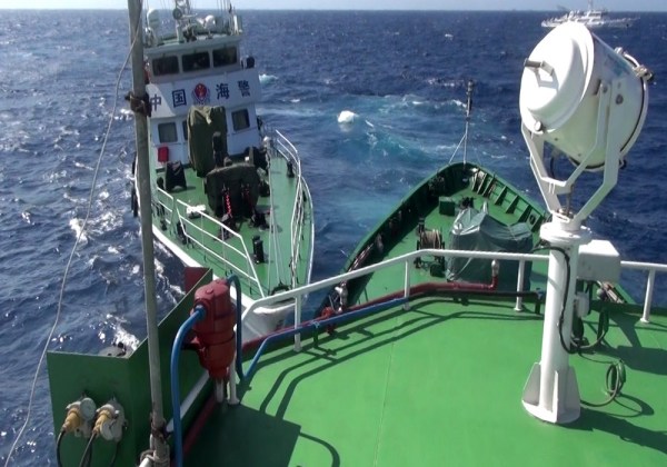 越南拍攝的中國(guó)?？樟α孔o(hù)衛(wèi)981鉆井平臺(tái)。