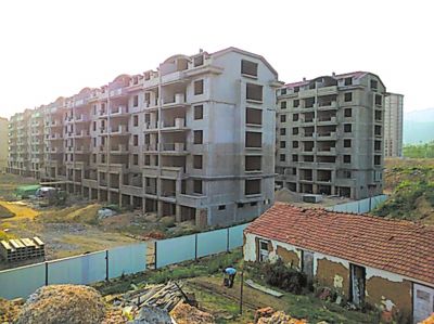 住宅樓的外立面還未裝修，但據(jù)售樓處工作人員介紹，第一批開(kāi)盤(pán)已經(jīng)賣(mài)掉了99套。