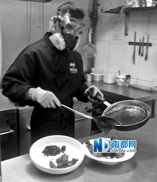 廚師在烹制最辣雞腿醬時(shí)要戴“防辣”面罩。