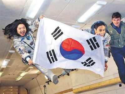 　2007年9月10日，李炤燕（左）在俄羅斯首都莫斯科接受零重力飛行訓練。