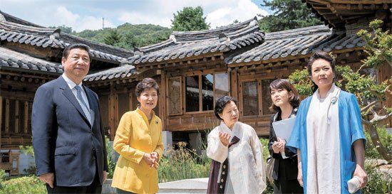 照片中左起分別是習(xí)近平、樸槿惠、家具博物館館長鄭美淑(音)、隨同翻譯、彭麗媛。