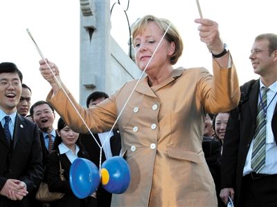 2007年8月27日，北京，默克爾正在玩扯鈴。