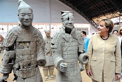 2010年7月17日，西安，默克爾參觀兵馬俑，慶祝生日。