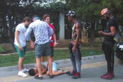 外籍男子路邊發(fā)現(xiàn)醉漢將其圍住。