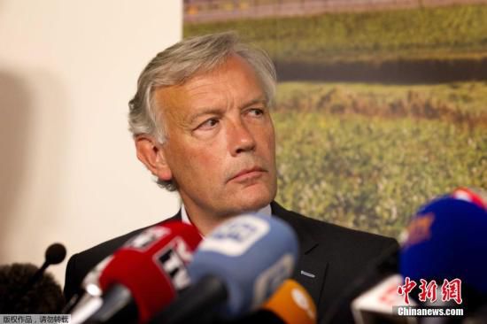 7月17日，在荷蘭阿姆斯特丹斯希普霍爾機場舉行的的新聞發(fā)布會上，馬航歐洲區(qū)負責(zé)人介紹情況。