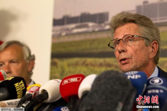 7月17日，在荷蘭阿姆斯特丹斯希普霍爾機場舉行的的新聞發(fā)布會上，馬航歐洲區(qū)負責(zé)人介紹情況。