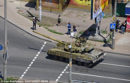 當(dāng)?shù)貢r(shí)間7月21日,烏克蘭政府軍和民間武裝在頓涅茨克機(jī)場(chǎng)火車站附近發(fā)生激烈交火,火車站附近街道受到炮 當(dāng)?shù)貢r(shí)間7月21日,烏克蘭政府軍和民間武裝在頓涅茨克機(jī)場(chǎng)火車站附近發(fā)生激烈交火,火車站附近街道受到炮