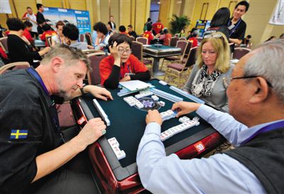 2012年10月28日，重慶，“第三屆世界麻將錦標(biāo)賽”拉開戰(zhàn)幕，不少國(guó)外選手前來(lái)參賽。