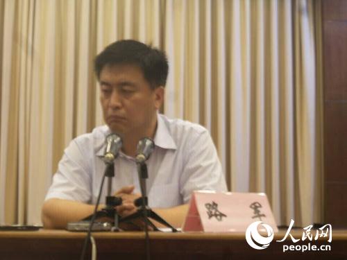 面對近百名記者，路軍當場哭泣，現(xiàn)場集體為遇難者默哀。