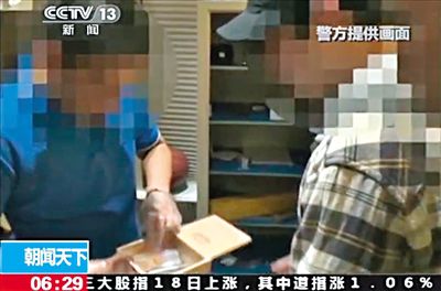 8月14日，警方從房祖名位于北京的住所搜出百余克大麻，房祖名（右）將部分毒品存放在這個木盒中。