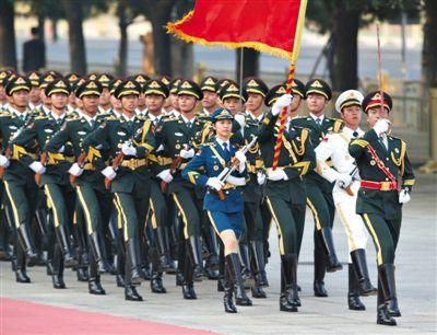 昨日，151人最大陣容的三軍儀仗隊(duì)，著新式禮賓服接受檢閱。這也是解放軍儀仗隊(duì)、軍樂(lè)團(tuán)新式禮賓服首次亮