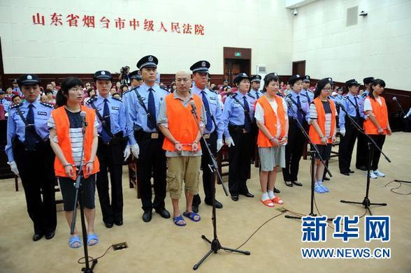 8月21日，被告人張帆、張立冬、呂迎春、張航、張巧聯(lián)到庭。法庭逐一核對被告人身份。
