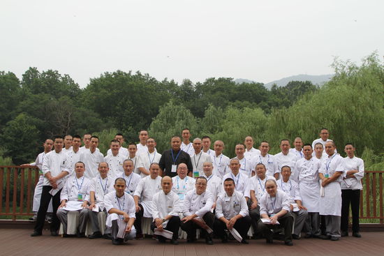 幾十位光頭廚師的大合照。 花惠生 供圖