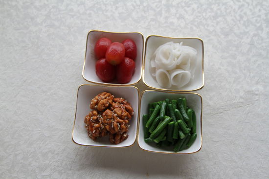 四調(diào)味：圣女果、蓮藕、核桃仁、小黃瓜。 花惠生 供圖