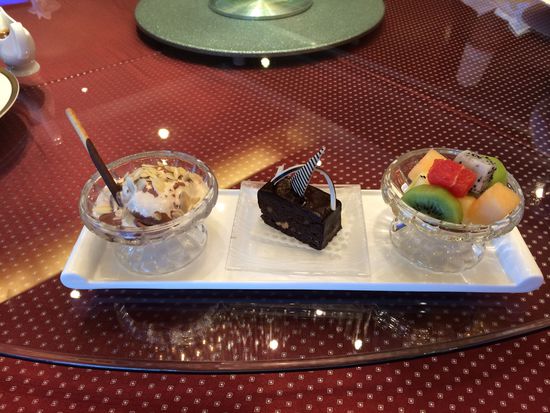 西點(diǎn)水果拼盤、巧克力布朗尼、冰淇淋。 花惠生