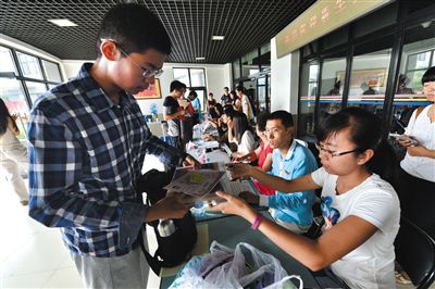 8月23日，清華大學(xué)新生在辦理入學(xué)手續(xù)。