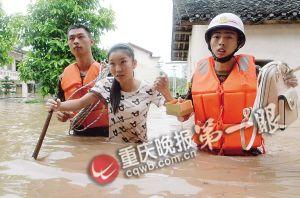 長壽區(qū)，消防官兵搜救被困群眾。