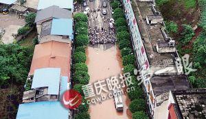 昨下午六點半，統(tǒng)景鎮(zhèn)上許多街道被淹，此時水位還在上漲。(重慶晚報航拍圖片)