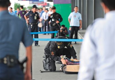 當(dāng)?shù)貢r間9月1日，菲律賓國家調(diào)查局人員在馬尼拉國際機場破獲一起可疑汽車炸彈攻擊事件，逮捕4名嫌犯。