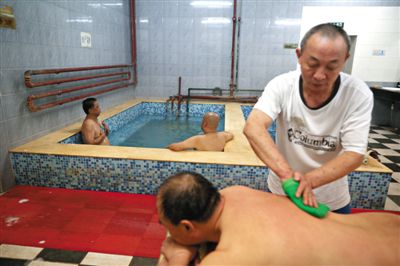 客人在搓澡。近日，百年歷史的鑫園浴池宣布將關(guān)張。新京報(bào)記者