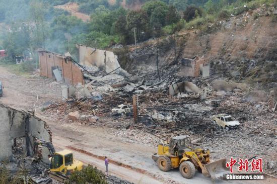 9月23日上午，花炮廠清理工作正在進(jìn)行，山谷內(nèi)的廠房已被爆炸夷為平地。中新社發(fā) 楊華峰 攝