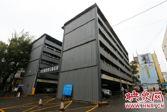 目前，市區(qū)內(nèi)的停車(chē)場(chǎng)數(shù)量還不能滿(mǎn)足廣大市民的需求。