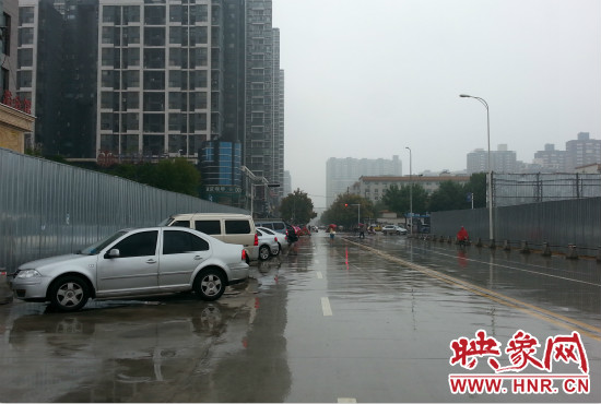 由于停車(chē)場(chǎng)分配不均，廣大私家車(chē)主選擇將車(chē)停在路邊。