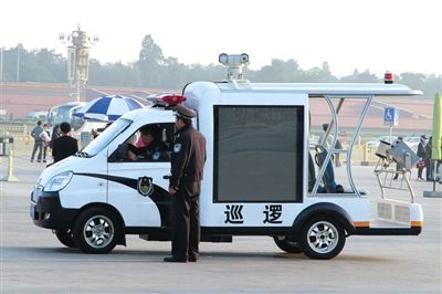 國慶節(jié)將至，昨日，天安門廣場增設(shè)新型巡邏車。該車配有遠(yuǎn)射燈、顯示大屏、車頂攝像頭等設(shè)備。圖/CFP