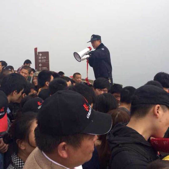 八達(dá)嶺長(zhǎng)城上保安在維持秩序。