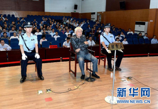 9月29日，方廣云在庭審現(xiàn)場。當(dāng)日，“合肥房叔”腐敗窩案核心人物方廣云在安徽省廬江縣出庭受審。 新華社記者 郭晨 攝