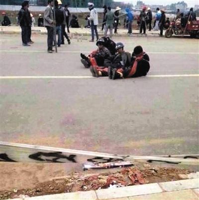 14日，沖突現(xiàn)場，幾名頭戴鋼盔的人被捆綁著。圖/東方IC