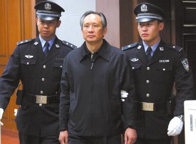 昨天，被告人張曙光在法庭上聽(tīng)取宣判。新華社發(fā)