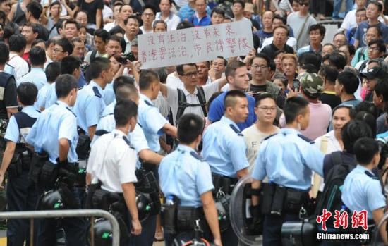 10月22日，有反對(duì)“占中”的市民前往旺角的非法占領(lǐng)區(qū)展示橫額，支持香港警隊(duì)。中新社發(fā) 譚達(dá)明 攝