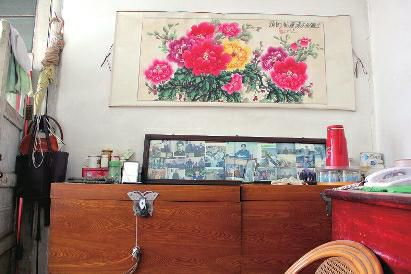 　陳會(huì)英將兒女的照片都裱起來(lái)，裝在一個(gè)大相框里，放在箱子上經(jīng)?？矗渲凶疃嗟木褪莿⒔饑?guó)的照片。