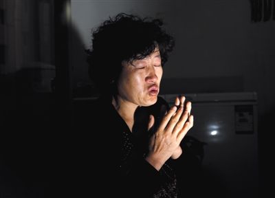 昨日,呼格吉勒圖的媽媽尚愛云在內(nèi)蒙古呼市家中講述這些年來的上訪經(jīng)歷。本版圖片/新京報記者 郭鐵流