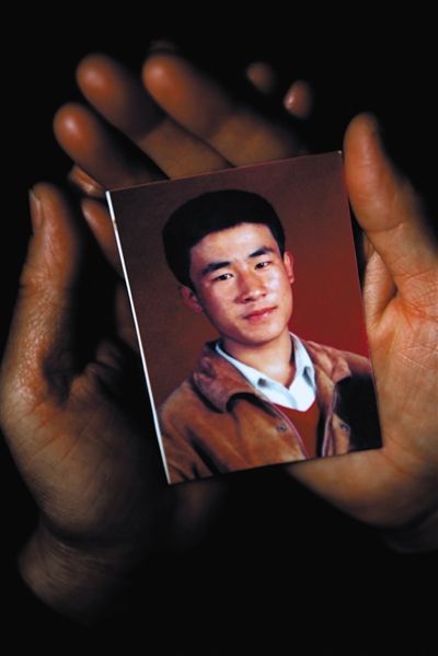 尚愛云捧著兒子的照片。