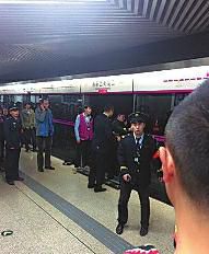 昨日18時(shí)57分，北京地鐵5號(hào)線惠新西街南口一女子遭遇不幸。昨晚9時(shí)記者在中日友好醫(yī)院發(fā)現(xiàn)女子已不幸身亡，女子遇險(xiǎn)是被夾在安全門和地鐵門中間，列車啟動(dòng)后掉下站臺(tái)。