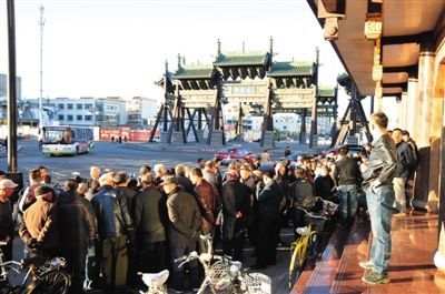 11月3日，大同市四牌樓附近，耿彥波“粉絲團(tuán)”在聚眾討論。
