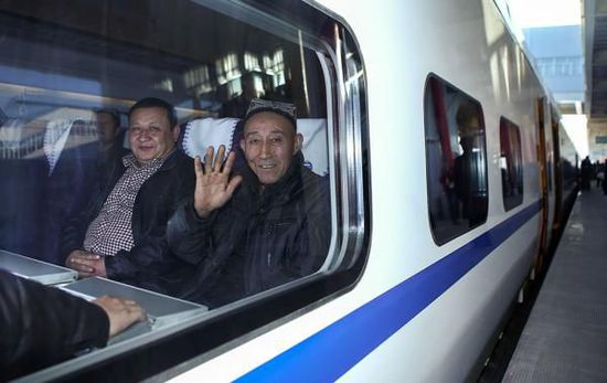 11月16日，旅客乘坐從烏魯木齊南站首發(fā)的D8602次列車(chē)。