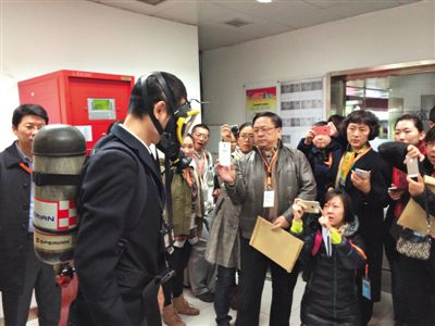 昨天，地鐵4號線北京南站站，地鐵工作人員為人大代表演示應(yīng)急氧氣瓶佩戴方式。新京報記者